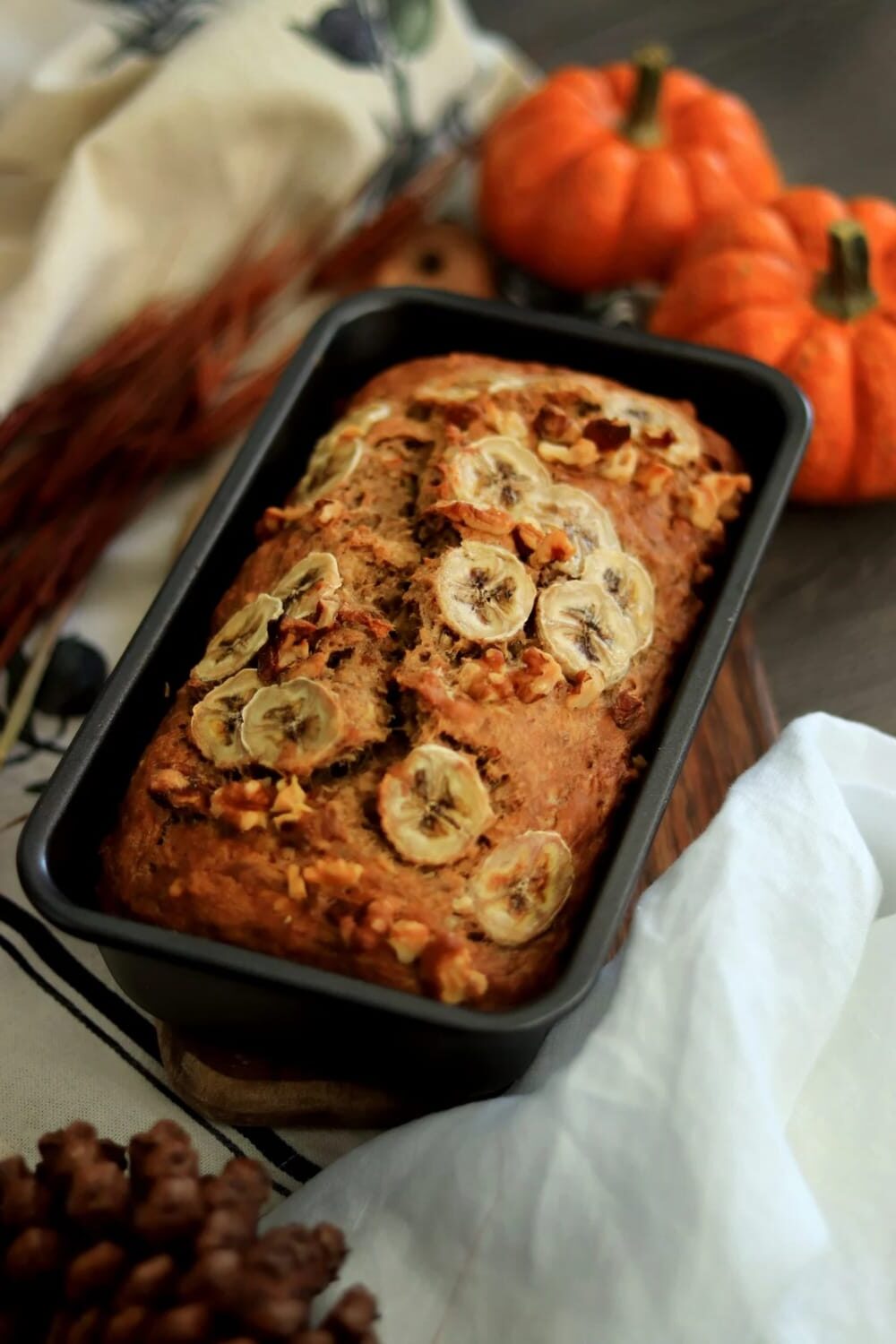 easy and super moist banan bread with banana slice and walnuts